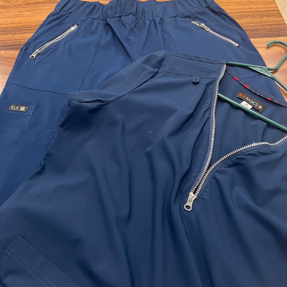 KOI scrub set XL top L bottom